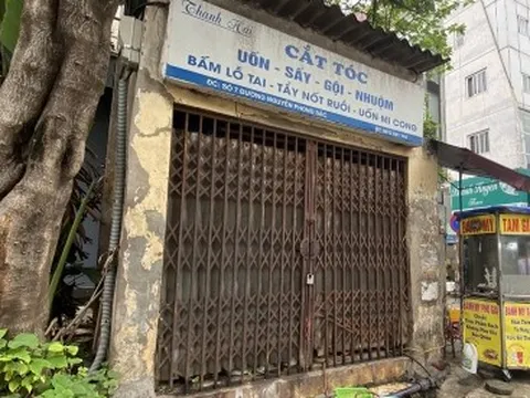 Những ngôi nhà kỳ dị, chiếm hết vỉa hè, lòng đường ở Hà Nội