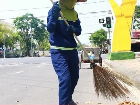 Người lao động 'đổ mồ hôi, sôi nước mắt', vất vả mưu sinh dưới nắng như đổ lửa