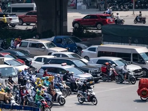 Nóng gần 40 độ C: Người Hà Nội tìm đủ cách "né" cái nắng bỏng rát ngoài đường