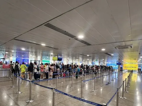 Khung cảnh lạ ở sân bay Tân Sơn Nhất trong ngày đầu nghỉ lễ 30-4, 1-5