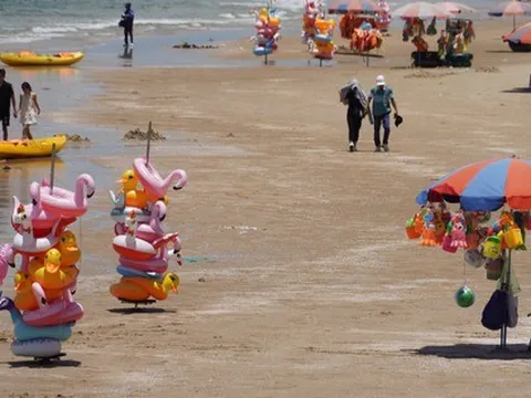 Du khách đang đổ về Vũng Tàu tắm biển