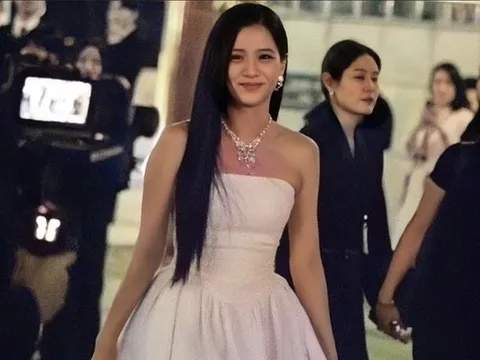 Jisoo xinh ngất trong tạo hình thiên nga trắng, khoảnh khắc chụp hình cho đàn chị đang viral