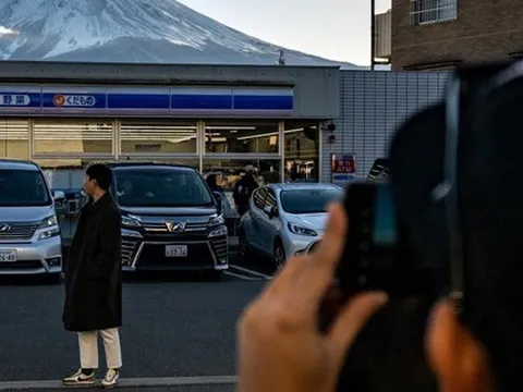 Thị trấn Nhật quyết dựng rào "chặn view" ngắm núi Phú Sĩ vì không chịu nổi làn sóng du khách đổ đến check-in