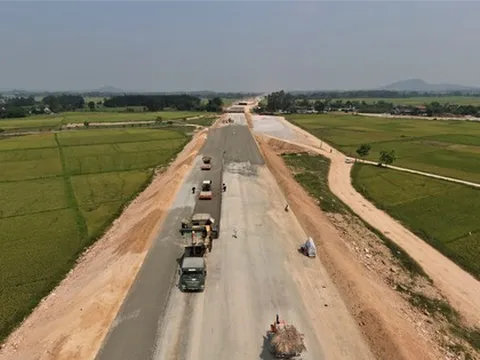 Công nhân 'phơi nắng' trên công trường cao tốc bỏng rát ngày nghỉ lễ