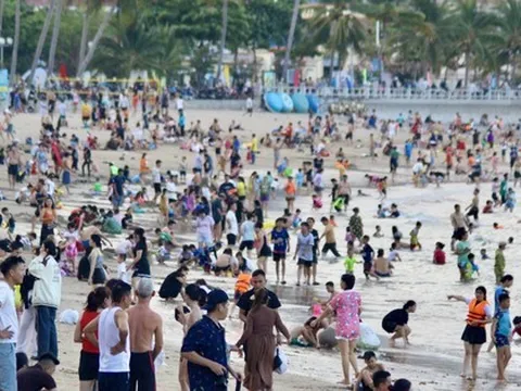 Du khách đổ ra biển Nha Trang trải nghiệm cảnh tượng chỉ có trên tivi