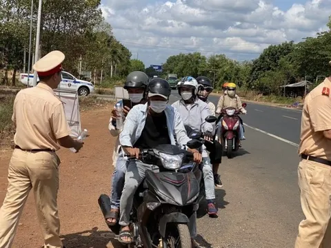 Bình Phước: CSGT phát nước miễn phí cho người dân về quê nghỉ lễ