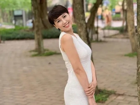 Mẹ vợ trẻ đẹp nhất làng bóng đá Việt tung ảnh nghỉ lễ: Nhan sắc, vóc dáng còn cuốn hút hơn con gái Top 10 Hoa hậu Việt Nam