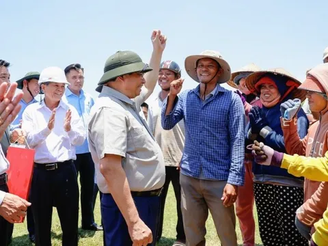 Thủ tướng thị sát, thăm hỏi người dân tại tỉnh khô hạn nhất cả nước