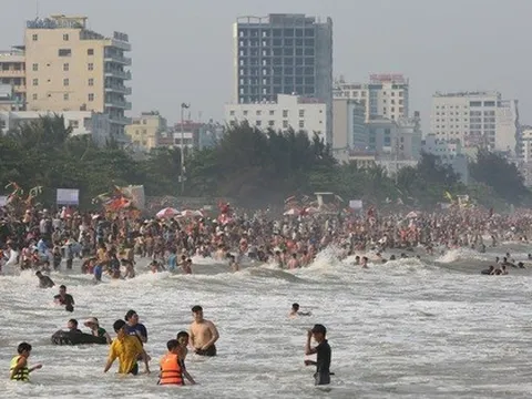 Biển Sầm Sơn "ken đặc" du khách tắm biển