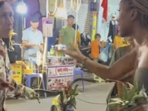Xác minh người bán hàng rong 'chặt chém' khách Tây 500.000 đồng 3 quả dứa