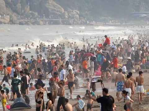 'Vỡ trận' biển Sầm Sơn