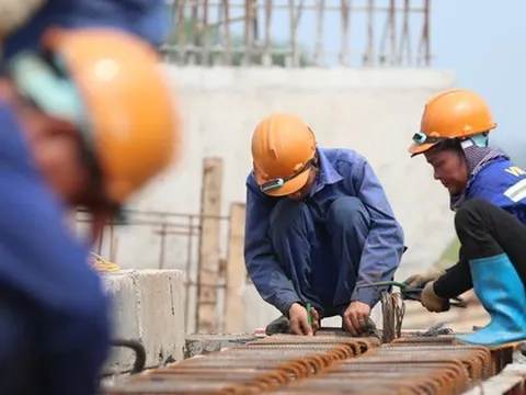 Hàng trăm người không nghỉ lễ thi công đường vành đai 4 dưới nắng nóng gay gắt