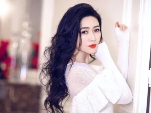 Mỹ nhân được cả showbiz kính nể vẫn trẻ đẹp sau 30 năm, gây sốc vì từ chối thừa kế 46.000 tỷ