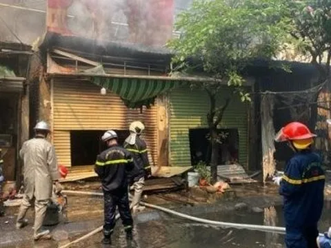 Hà Nội: Cửa hàng ăn bốc cháy ngùn ngụt, lan sang 4 kiot liền kề