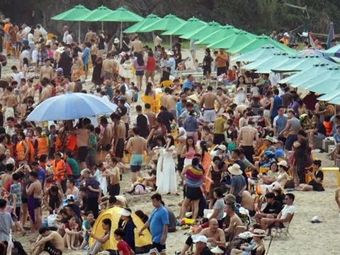 Biển Cát Bà ken đặc người, thở không nổi nói gì tắm