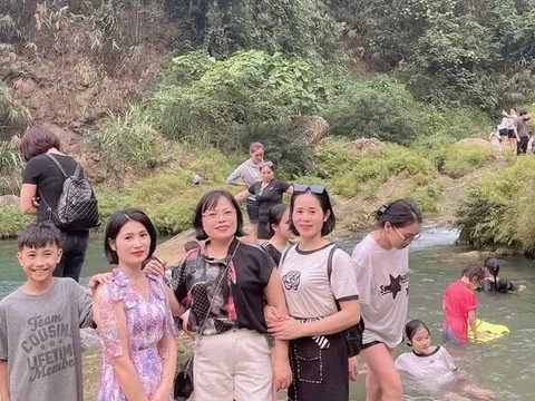 Thác Nàng Tiên ở Sơn La đông nghịt, xe ôm kiếm hơn 3 triệu đồng/ngày