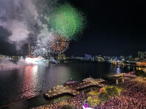 Hàng vạn người dân TP.HCM mãn nhãn với màn pháo hoa rực sáng trên bầu trời mừng ngày 30/4