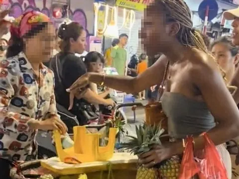 Thông tin bất ngờ vụ "chặt chém" 3 quả dứa 500.000 đồng: Người phụ nữ bán hàng rong bị oan?