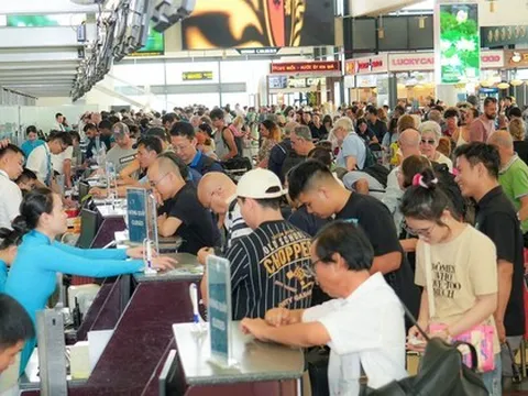 Hôm nay 94.000 người đổ về sân bay Nội Bài