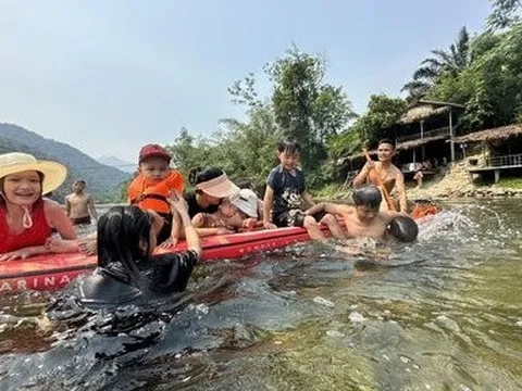 Nắng nóng kỷ lục, người dân đổ xô về suối giải nhiệt