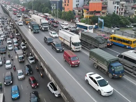 Người dân trở lại sau kỳ nghỉ lễ, cửa ngõ Hà Nội và TP HCM ùn tắc