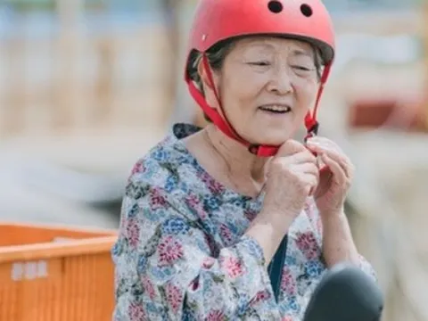 Xót xa "người bà quốc dân": 67 năm đóng phim không nghỉ nuôi 3 con, tuổi 86 vẫn cống hiến để chăm cháu bị bại liệt