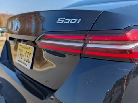 BMW loại bỏ chữ cái quen thuộc trên hàng loạt xe xăng nhằm phân biệt với xe điện