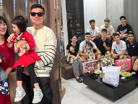Cầu thủ từng "nghèo nhất Việt Nam" giờ có vợ đẹp, con ngoan, xây nhà to như biệt thự mời cả đội bóng đến chơi
