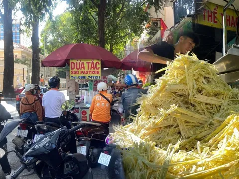 Bán 800 ly nước mía/ngày, bã mía chất cao như đống rơm: Các hàng nước giải khát ở TP.HCM "hốt bạc" giữa mùa nóng