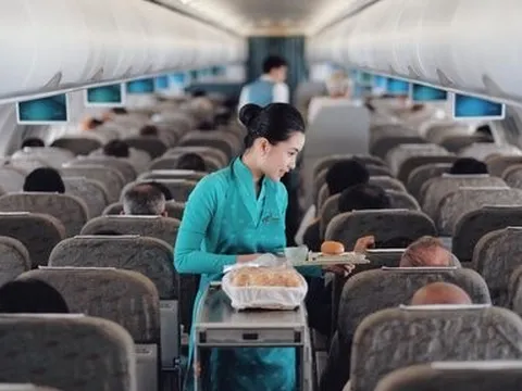 Vietnam Airlines báo lãi kỷ lục, cổ phiếu tăng trần