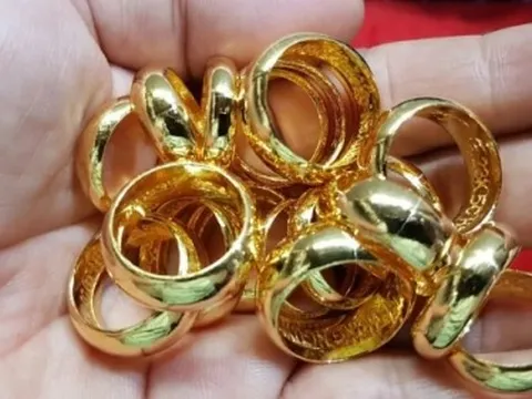 Thấy giá vàng tăng từng ngày, chồng tôi đòi bán đất đầu tư mua vàng để rồi giờ đây lao đao mất ăn mất ngủ