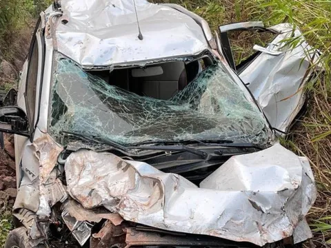 Xe ô tô bẹp dúm, biến dạng hoàn toàn sau khi lao xuống vực, gia đình 5 người sống sót thần kỳ