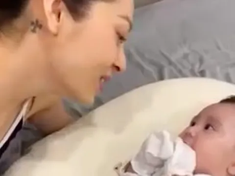 Bảo Anh đăng clip trò chuyện cực yêu lúc con gái 1 tháng tuổi, tiết lộ "đầu hàng" trước tính cách này của bé