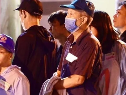 Người dân đến sân vận động Điện Biên từ tờ mờ sáng xem tổng duyệt diễu binh