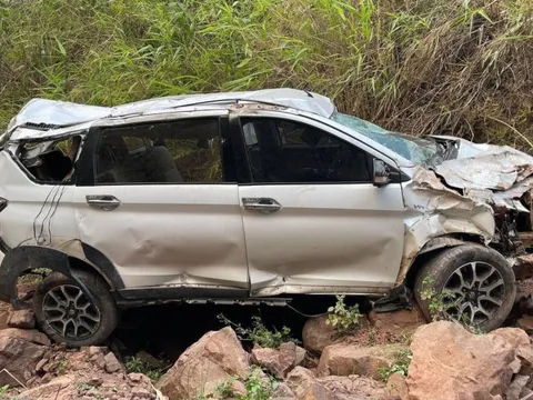 Cái kết thần kỳ trong vụ Suzuki XL7 rơi xuống vực 70m tại Điện Biên: Xe bị vò nát, gia đình 5 người chỉ bị thương nhẹ