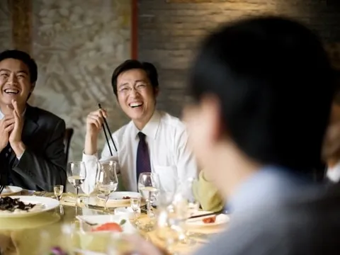 Giáo sư tài chính và kinh tế nói thẳng: Khi nghèo, sĩ diện là thứ đáng ném vào sọt rác đầu tiên; muốn giàu, phải dụng công làm 3 việc!