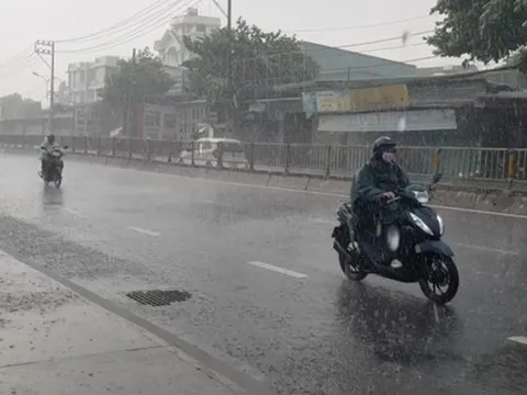 Sấm chớp đùng đùng, TP HCM mưa lớn khắp nơi