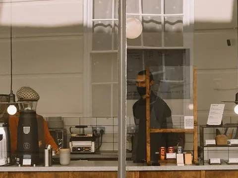 Một quán cà phê cấm khách mang laptop đến ngồi làm việc khiến dân mạng tranh cãi: Liệu có phải cách làm hay?