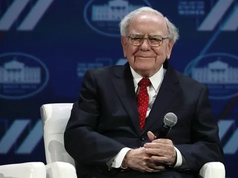 Cụ ông 93 tuổi Warren Buffett gây bão mạng khi tuyên bố tại đại hội cổ đông: Tôi tin tưởng tuyệt đối ở vợ nhưng mua chứng khoán thì không!