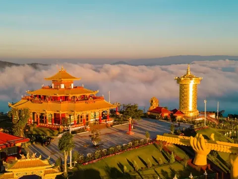 Đằng sau Đại bảo tháp Kinh luân dát vàng 24k lớn nhất thế giới, chứa hơn một tỷ câu chú đặt tại Lâm Đồng