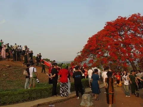 Hàng vạn du khách đổ về Điện Biên Phủ trước giờ đại lễ