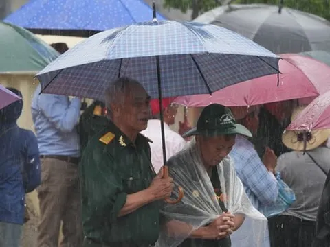 Người dân đội mưa chờ xem diễu binh, diễu hành Kỷ niệm 70 năm Chiến thắng Điện Biên Phủ