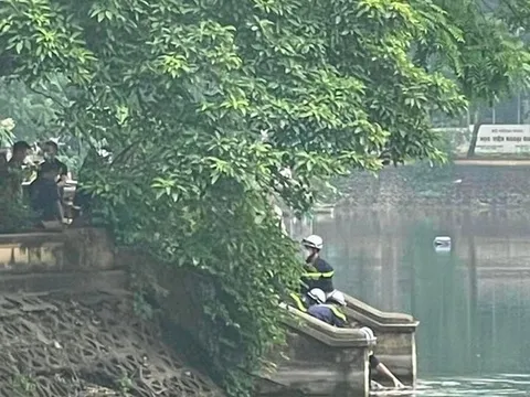 Phát hiện thi thể nạn nhân nữ đeo ba lô có gạch dưới hồ Láng (Hà Nội)