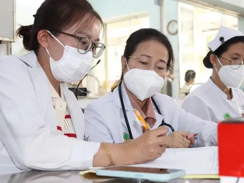 Tp.HCM: 2 học sinh nhập viện nghi ngộ độc thực phẩm