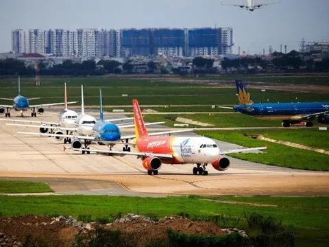 Giá vé máy bay tăng cao: Người dân, doanh nghiệp kêu trời