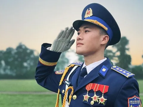 Chàng bộ đội điển trai gây sốt MXH sau lễ diễu binh: Mong tìm được bạn gái thấu hiểu công việc của mình
