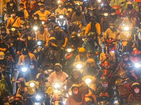 Mưa lớn đúng giờ tan tầm, người Hà Nội chật vật vượt ùn tắc ‘tìm đường’ về nhà