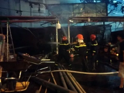 Hải Phòng: Liên tiếp xảy ra 2 vụ cháy nhà hàng và xe đầu kéo