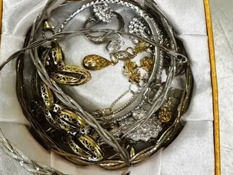 Người phụ nữ để quên vali chứa nhiều vàng, bạc, kim cương tại sân bay