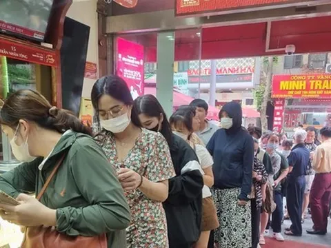 Giá vàng miếng SJC 'điên loạn', ai hưởng lợi?